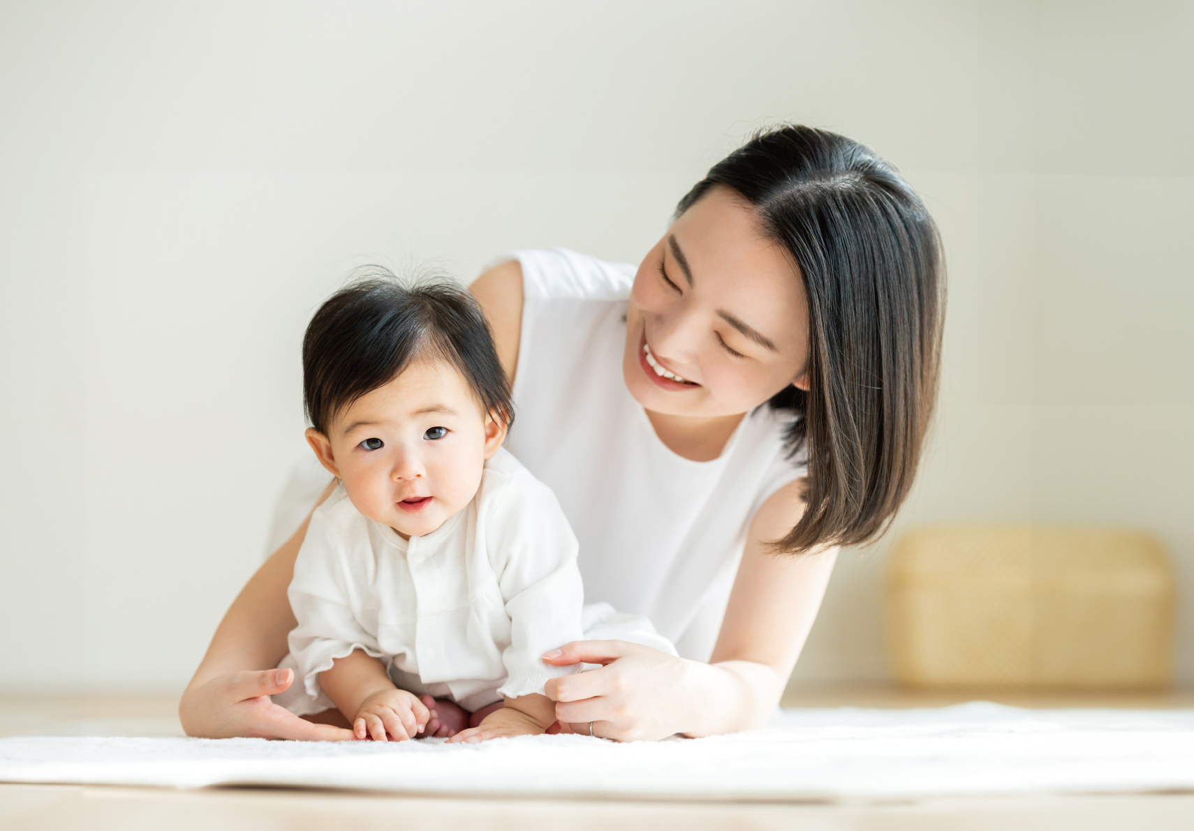 赤ちゃんとお母さんの画像